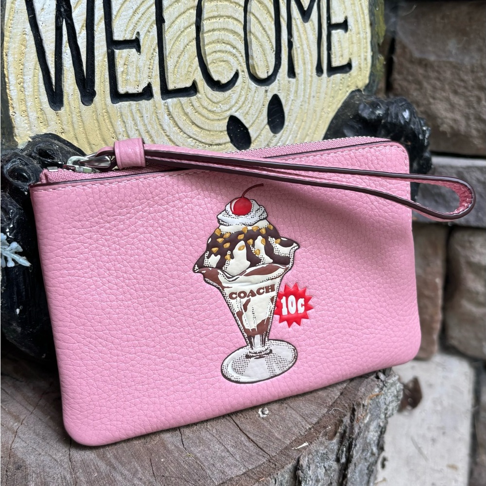 Authentic COACH pebbled leather"ICECREAM" zip top wristlet